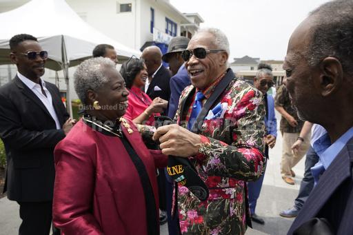 Famed R&B group The Spinners donate performance outfits to Motown Museum in Detroit - Vimarsana News