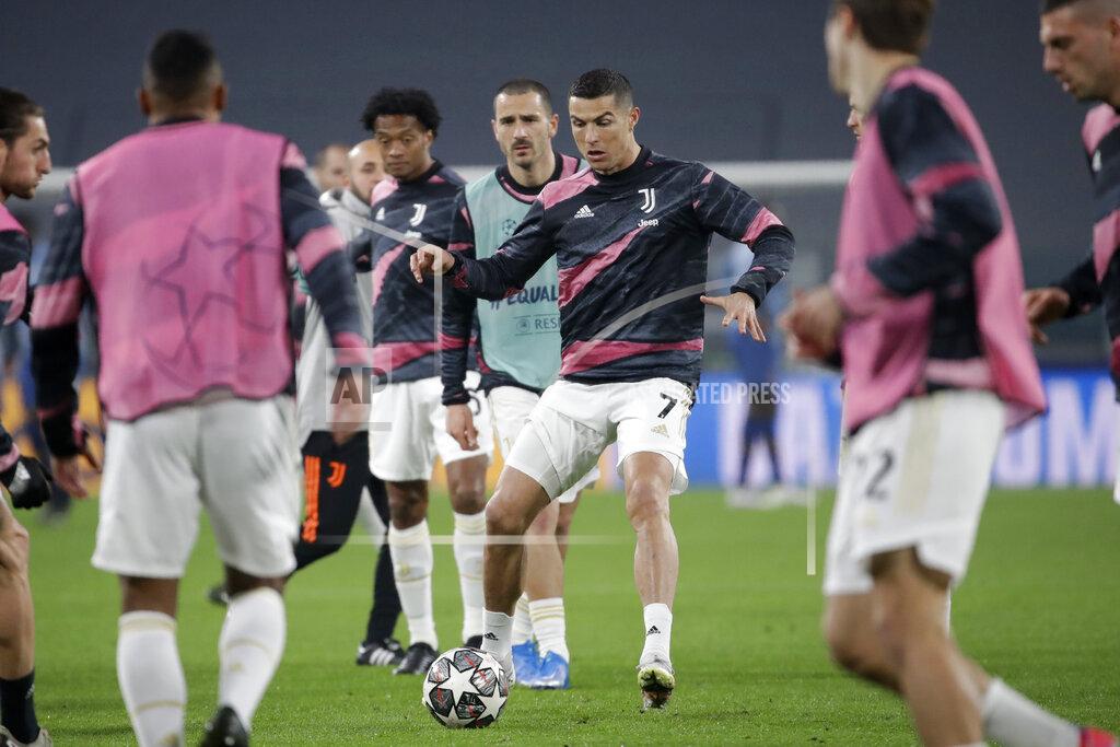 Luca Bruno Juventus' Cristiano Ronaldo plays with a ball during warmup before the Champions League, round of 16, second leg, soccer match between Juventus and Porto in Turin, Italy, Tuesday, March 9, 2021. (AP Photo/Luca Bruno)