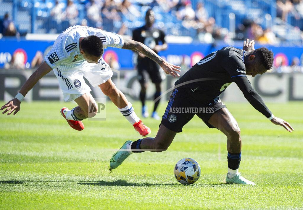 Graham Hughes CF Montreal's Romell Quioto, right, challenges Chicago Fire FC's Federico Navarro during first half MLS soccer action in Montreal, Sunday, Sept. 19, 2021. (Graham Hughes/The Canadian Press via AP)