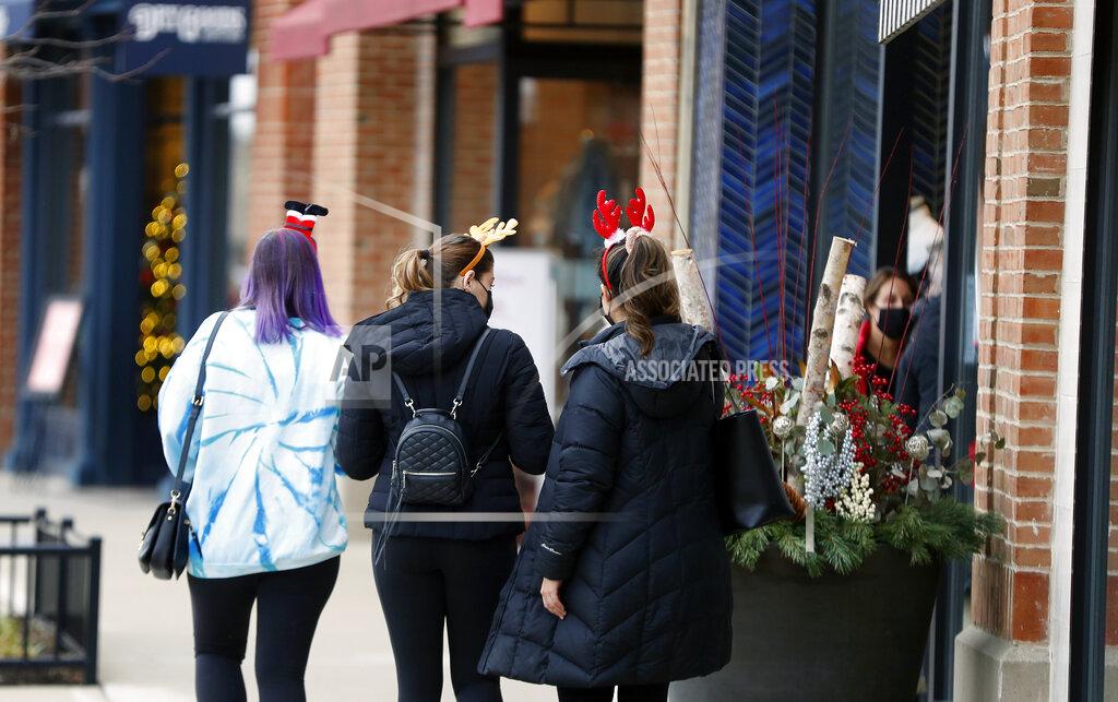 Brian Hill A group of girls take advantage of Friday's mild northern Illinois temperatures to Black Friday shop at Deer Park Town Center Friday, Nov. 27, 2020, in Deer Park, Ill. (Brian Hill/Daily Herald via AP)