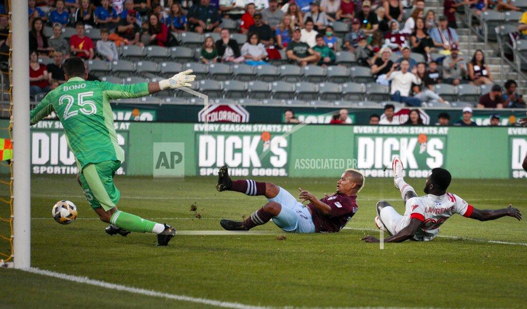 Joe Mahoney Toronto FC goalkeeper Alex Bono (25) defends a shot by Colorado Rapids forward Michael Barrios (12) as Barrios and Toronto FC defender Kemar Lawrence slide toward the net in the first half of an MLS soccer game in Denver, Saturday, Sept. 25, 2021. (AP Photo/Joe Mahoney)