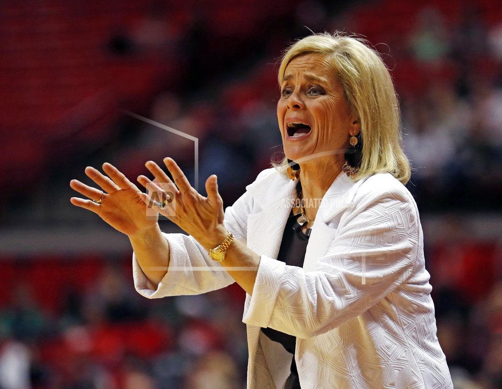 Irish narrowly hold top spot in AP women's basketball poll