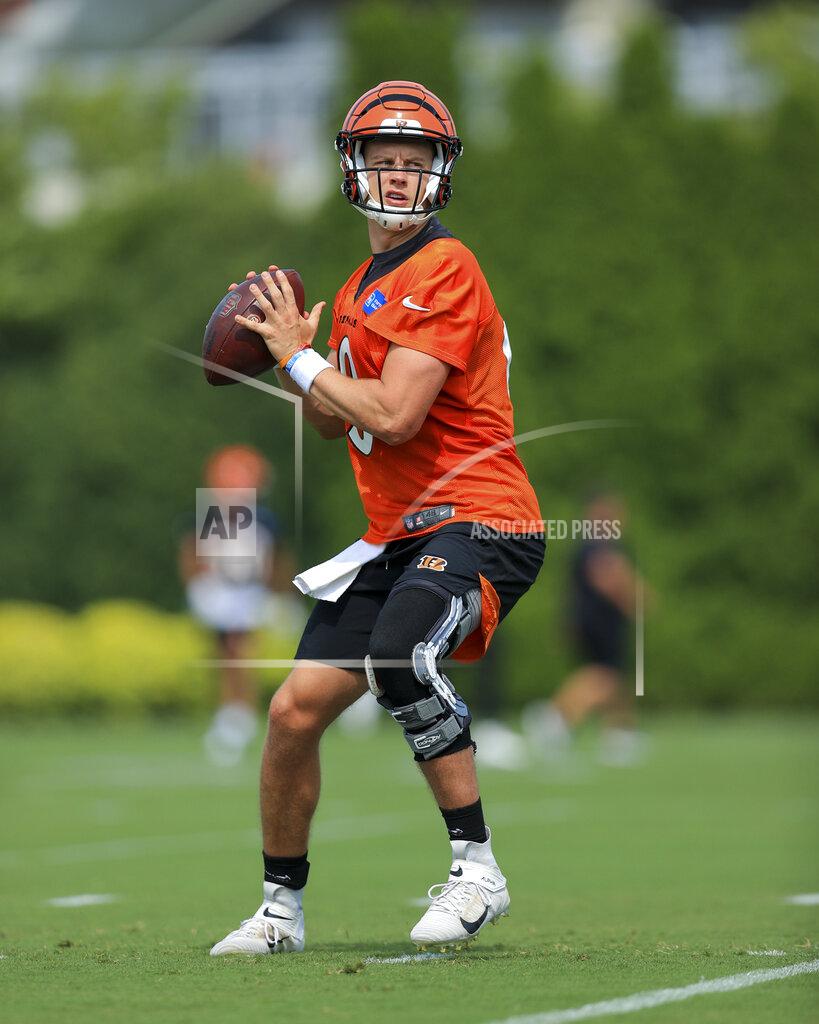 Aaron Doster Cincinnati Bengals' Joe Burrow looks to pass during an NFL football practice in Cincinnati, Wednesday, July 28, 2021. (AP Photo/Aaron Doster)