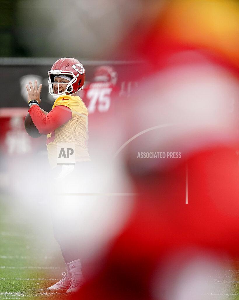 Charlie Riedel Kansas City Chiefs quarterback Patrick Mahomes throws during the NFL football team's organized team activities Thursday, May 26, 2022, in Kansas City, Mo. (AP Photo/Charlie Riedel)