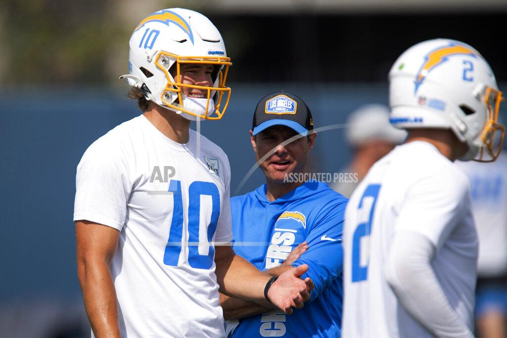 Kyusung Gong Los Angeles Chargers head coach Brandon Staley, center, chats with quarterback Justin Herbert, left, during an NFL football practice Tuesday, June 15, 2021, in Costa Mesa, Calif. (AP Photo/Kyusung Gong)