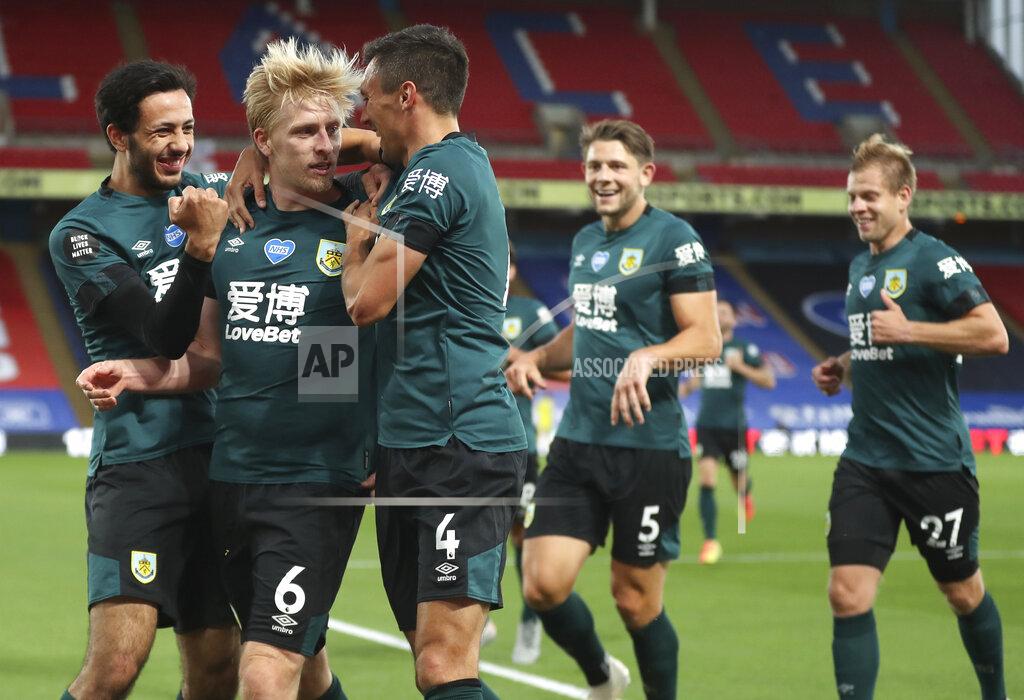 Catherine Ivill Burnley's Ben Mee, second left, is congratulated by teammates after scoring his team's first goal during the English Premier League soccer match between Crystal Palace and Burnley at Selhurst Park, in London, England, Monday, June 29, 2020. (AP Photo/Catherine Ivill,Pool)