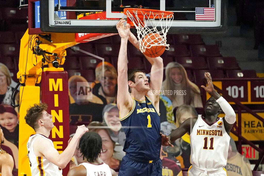 Jim Mone Michigan's Hunter Dickinson (1) dunks as Minnesota's Liam Robbins, left, Marcus Carr and Both Gach, right, watch during the first half an NCAA college basketball game, Saturday, Jan. 16, 2021, in Minneapolis. (AP Photo/Jim Mone)