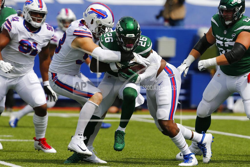 Jeffrey T. Barnes New York Jets running back Le'Veon Bell (26) is stopped by Buffalo Bills defensive ends Trent Murphy, center left, and Quinton Jefferson, center right, during the first half of an NFL football game in Orchard Park, N.Y., Sunday, Sept. 13, 2020. (AP Photo/Jeffrey T. Barnes)