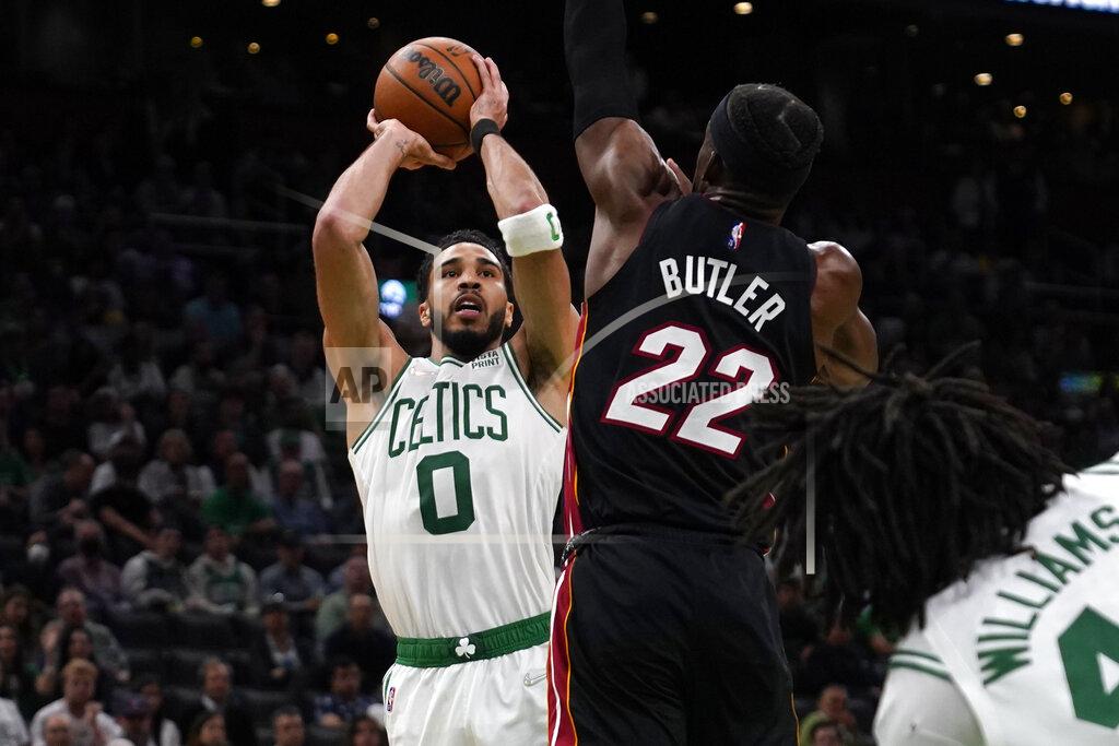 Charles Krupa Jayson Tatum (derecha) de los Celtics de Boston dispara ante Jimmy Butler del Heat de Miami, en las finales de la Conferencia Este de la NBA, el lunes 23 de mayo de 2022. (AP Foto/Charles Krupa)