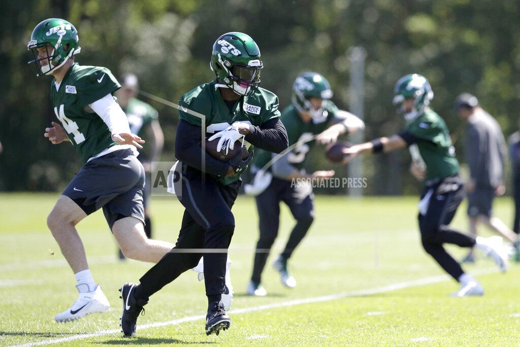 Julio Cortez New York Jets quarterback Sam Darnold, left, hands off to running back Le'Veon Bell while running a drill at the team's NFL football training facility in Florham Park, N.J., Tuesday, June 4, 2019. (AP Photo/Julio Cortez)