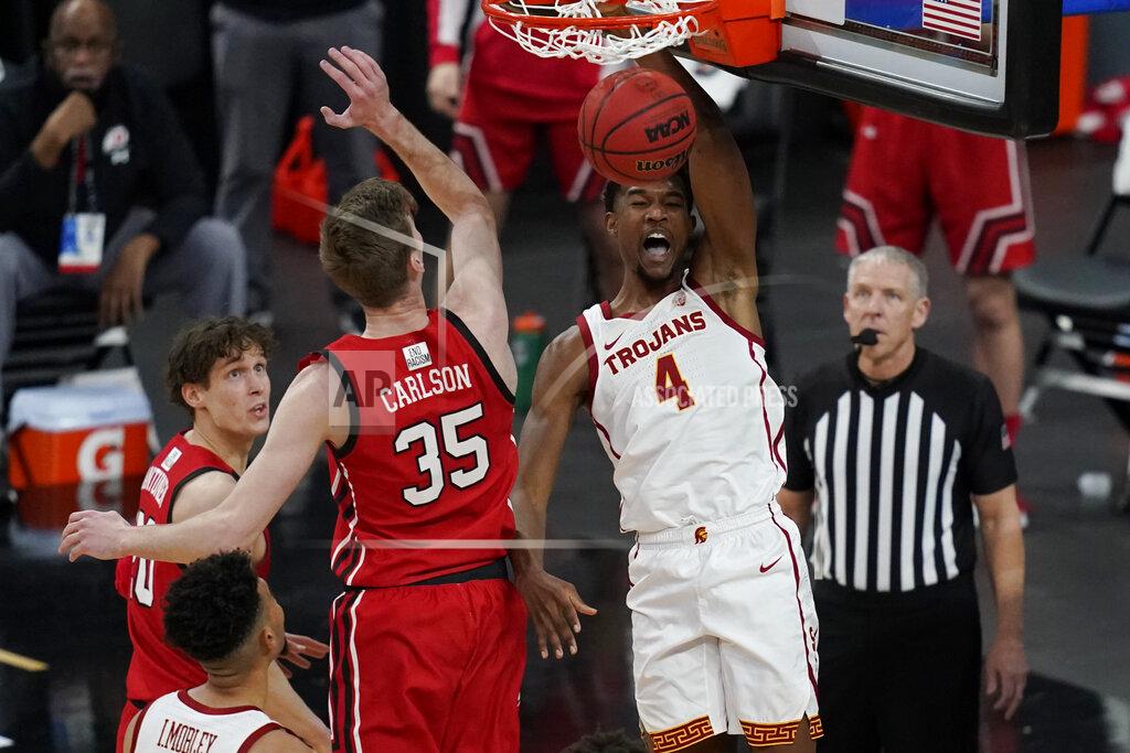 John Locher Southern California's Evan Mobley (4) dunks against Utah's Branden Carlson (35) during the first half of an NCAA college basketball game in the quarterfinal round of the Pac-12 men's tournament Thursday, March 11, 2021, in Las Vegas. (AP Photo/John Locher)