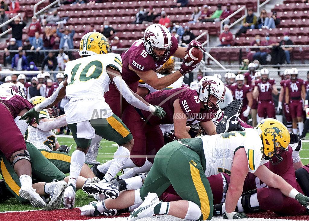 Byron Hetzler Southern Illinois running back Javon Williams Jr. (15) scores a 1-yard touchdown against North Dakota State during the second quarter of an NCAA college football game Saturday, Feb. 29, 2021, in Carbondale, Ill. (Byron Hetzler/The Southern Illinoisan via AP)