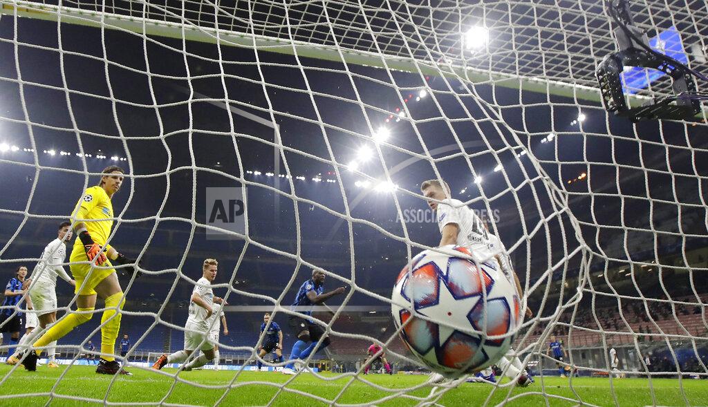 Luca Bruno Inter Milan's Romelu Lukaku, second from right, scores his side's opening goal during the Champions League group B soccer match between Inter Milan and Borussia Moenchangladbach at the San Siro stadium in Milan, Italy, Wednesday, Oct. 21, 2020. (AP Photo/Luca Bruno)