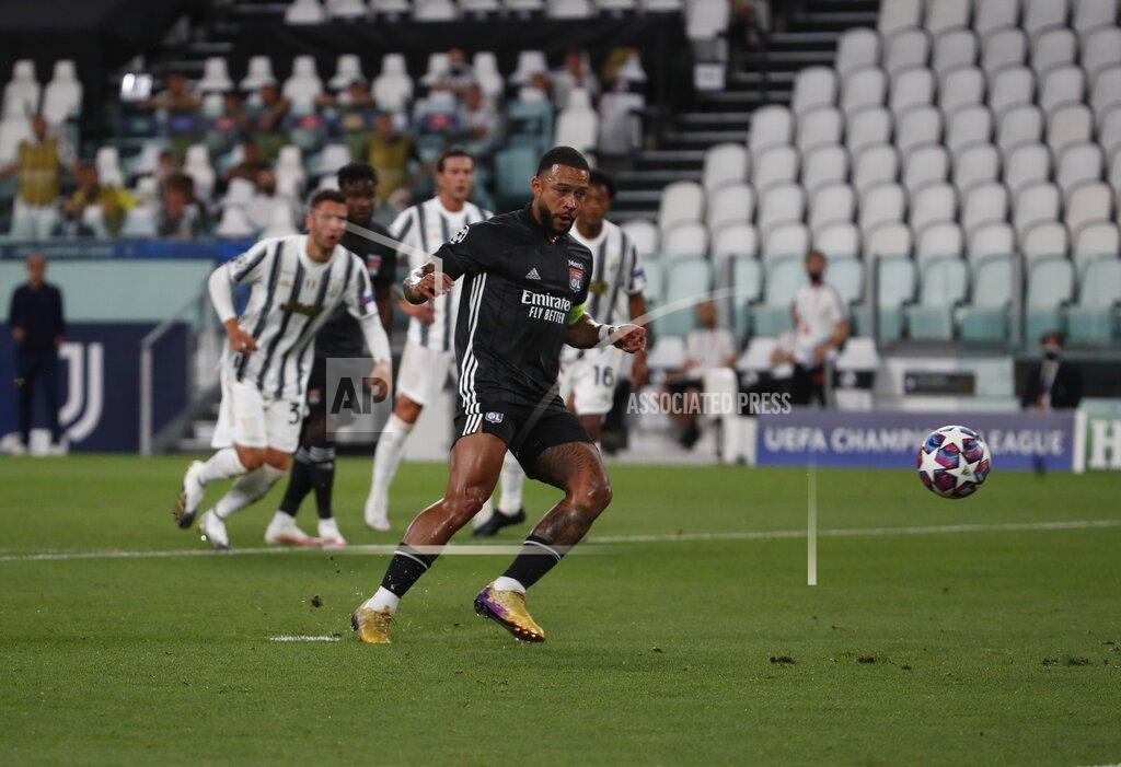 Antonio Calanni Lyon's Memphis Depay scores a penalty during the Champions League round of 16 second leg, soccer match between Juventus and Lyon at the Allianz stadium in Turin, Italy, Friday, Aug. 7, 2020. (AP Photo/Antonio Calanni)