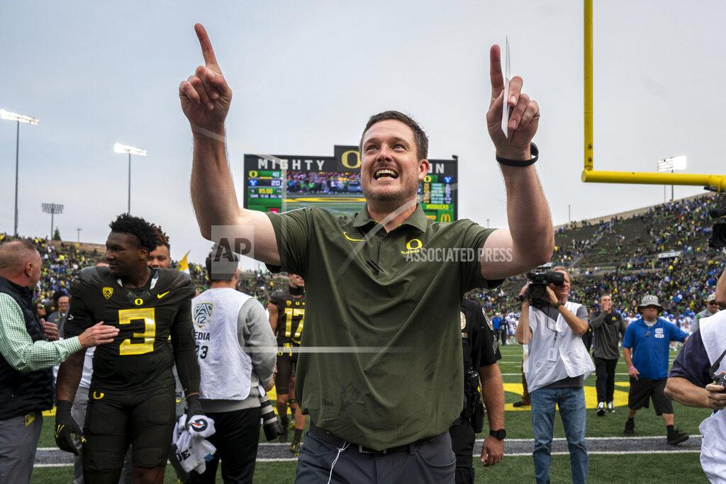 Andy Nelson Oregon head coach Dan Lanning leaves the field after an NCAA college football game against BYU, Saturday, Sept. 17, 2022, in Eugene, Ore. (AP Photo/Andy Nelson)