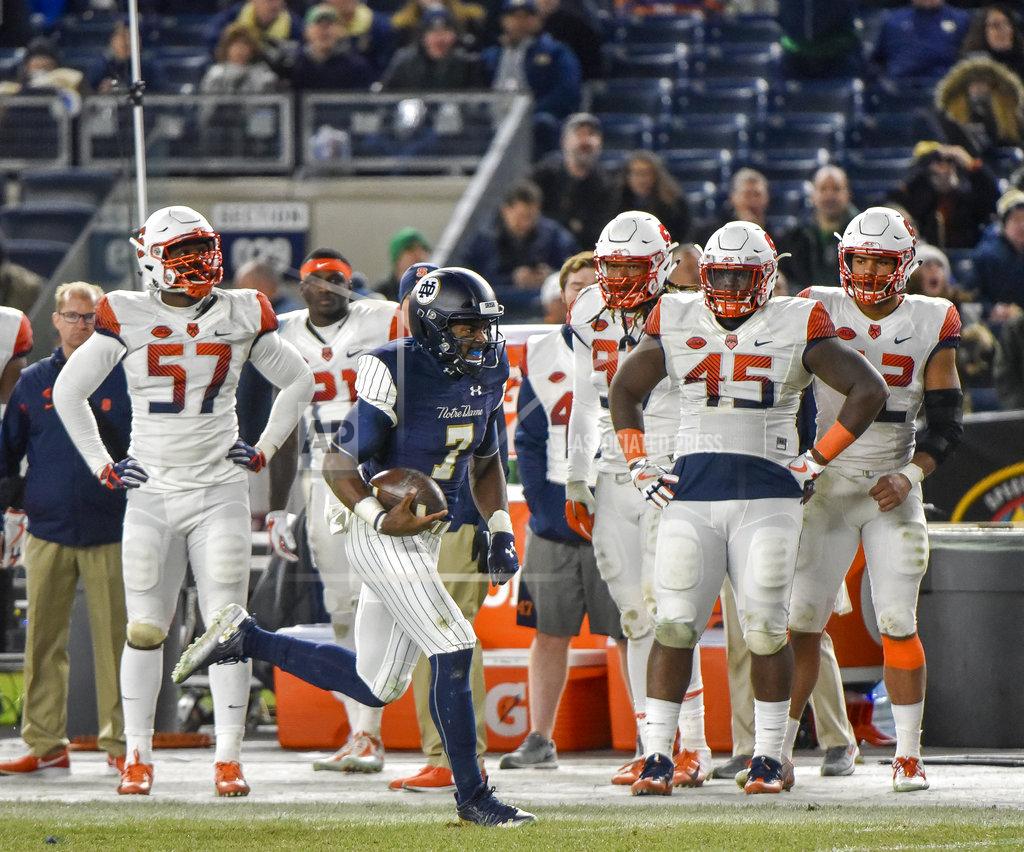 Howard Simmons Notre Dame quarterback Brandon Wimbush (7) rushes in the fourth quarter of an NCAA college football game against Syracuse, Saturday, Nov. 17, 2018, at Yankee Stadium in New York. (AP Photo/Howard Simmons)