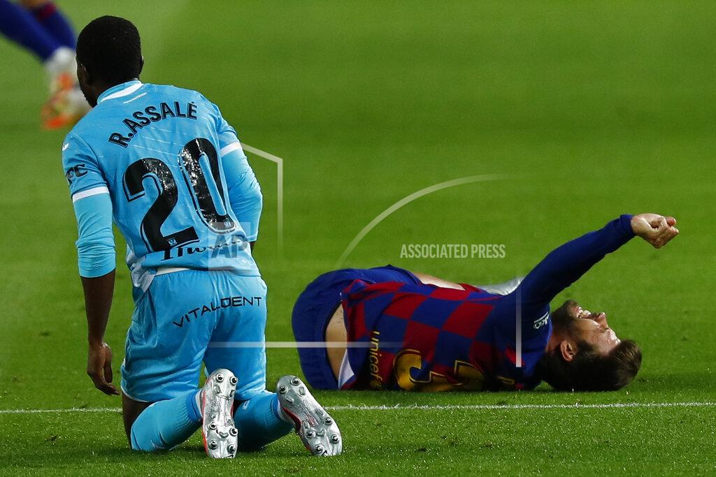 Joan Monfort FC Barcelona's Gerard Pique grimaces injured during the Spanish La Liga soccer match between FC Barcelona and Leganes at the Camp Nou stadium in Barcelona, Spain, Tuesday, June 16, 2020. (AP Photo/Joan Montfort)