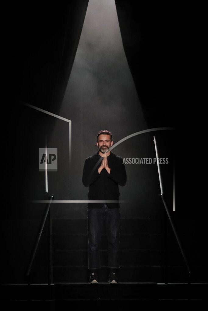 Lewis Joly Designer Daniel Roseberry accepts applauses after the presentation of Schiaparelli's Haute Couture Fall/Winter 2022-2023 fashion collection, Monday, July 4, 2022 in Paris. (AP Photo/Lewis Joly)