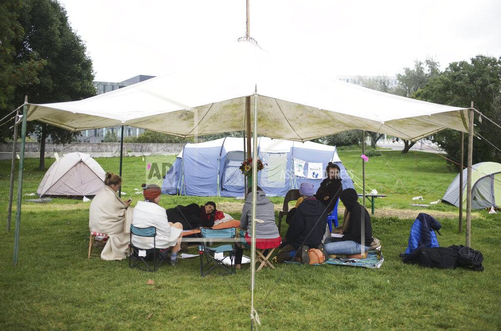 Markus Schreiber Climate activist Henning Jeschke who is since 24 days on a hunger strike lays on a mattress under a tent in a small camp as he speak with supporters in Berlin, Wednesday, Sept. 22, 2021. With his hunger strike he hope to pressure candidates for chancellor of Germany into meeting him for a debate about the climate crisis ahead Sunday's general election. For the first time in Germany's history, climate change is a central issue of an election campaign, overwhelmingly so for the young generation.(AP Photo/Markus Schreiber)