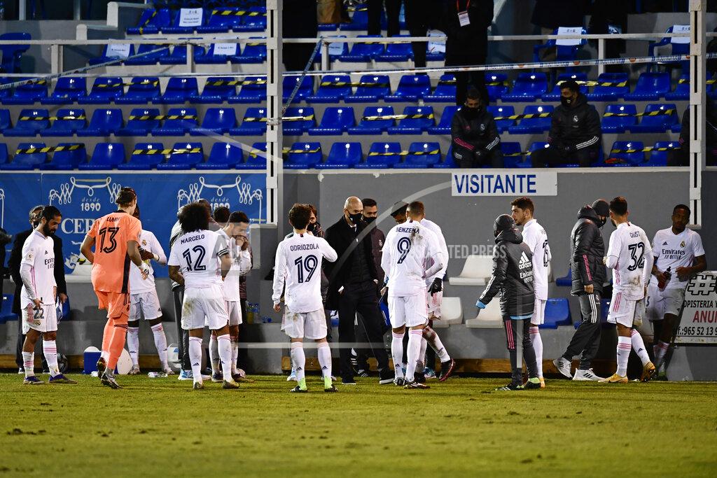 Jose Breton Real Madrid's head coach Zinedine Zidane, centre speaks with his players as the Spanish Copa del Rey round of 32 soccer match between Alcoyano and Real Madrid goes into extra time at the El Collao stadium in Alcoy, Spain, Wednesday Jan. 20, 2021. (AP Photo/Jose Breton)