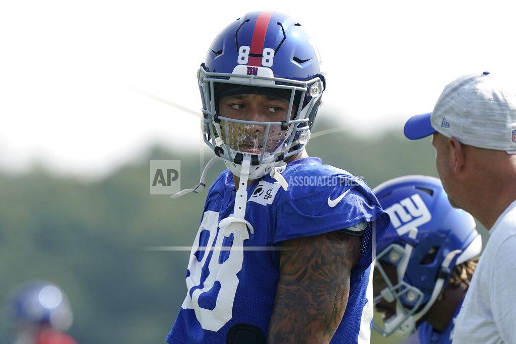 Steven Senne New York Giants tight end Evan Engram warms up during a joint NFL football practice with the New England Patriots, Wednesday, Aug. 25, 2021, in Foxborough, Mass. (AP Photo/Steven Senne)