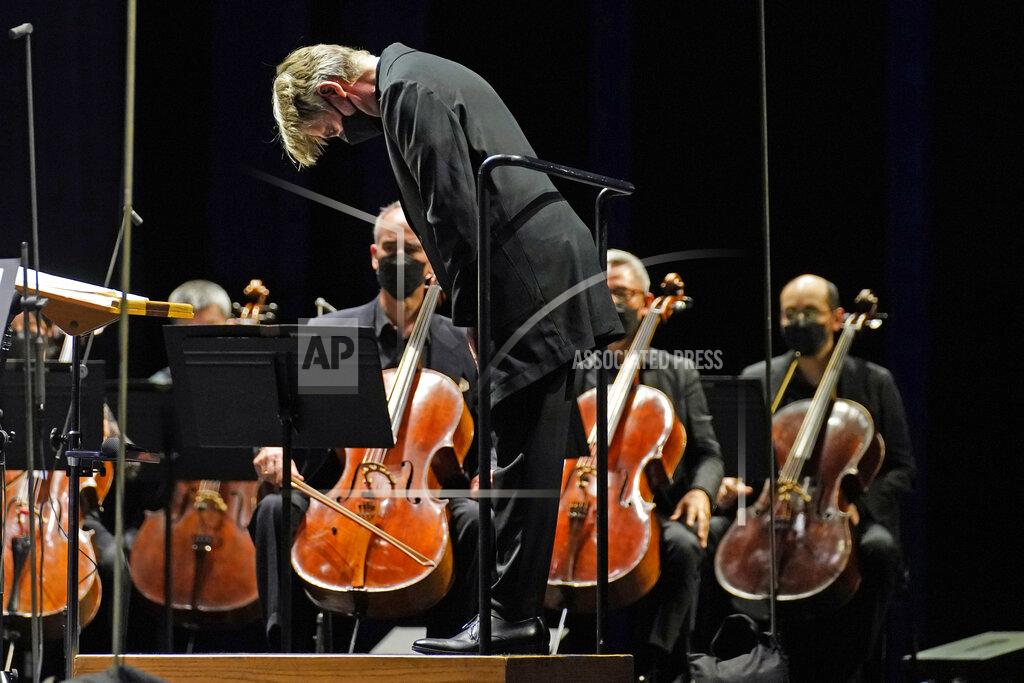 Kathy Willens CORRECTS SPELLING OF FIRST NAME TO ESA INSTEAD OF ESSA - Guest conductor Esa-Pekka Salonen takes a bow before leading the New York Philharmonic in a performance in front of a live audience for the first time since March 10, 2020, at The Shed in Hudson Yards, Wednesday, April 14, 2021, in New York. (AP Photo/Kathy Willens)