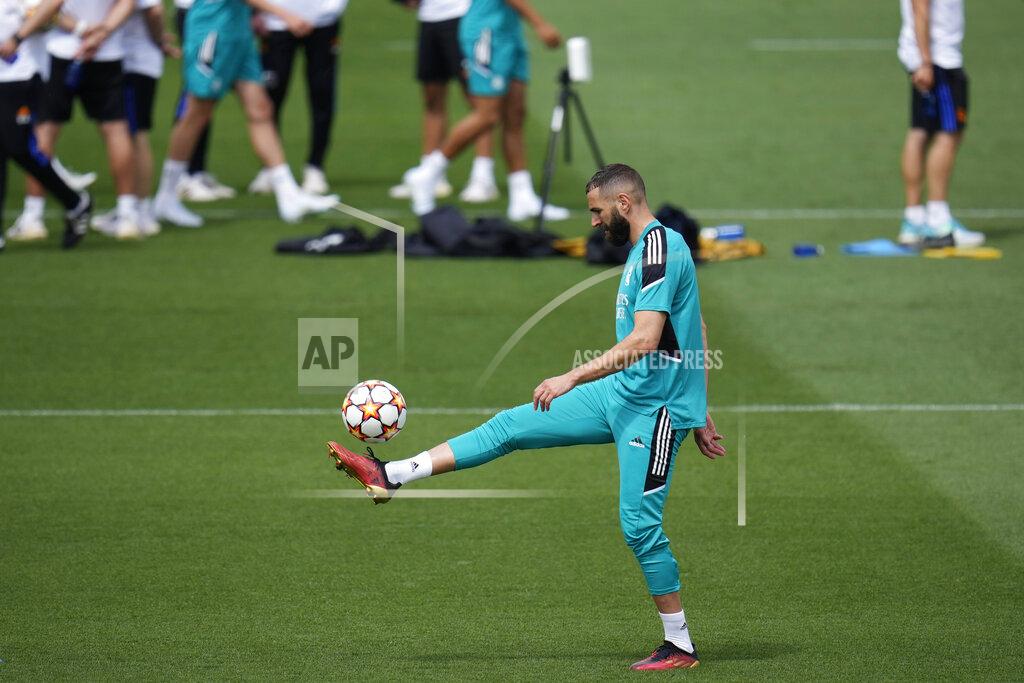 Manu Fernandez Real Madrid's Karim Benzema controls the ball during a Media Opening day training session in Madrid, Spain, Tuesday, May 24, 2022. Real Madrid will play Liverpool in Saturday's Champions League soccer final in Paris. (AP Photo/Manu Fernandez)