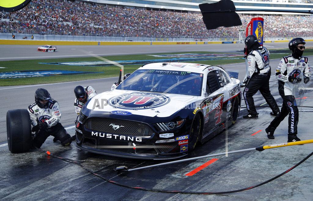 John Locher Kevin Harvick makes a pit stop during a NASCAR Cup Series auto race at Las Vegas Motor Speedway, Sunday, March 3, 2019, in Las Vegas. (AP Photo/John Locher)