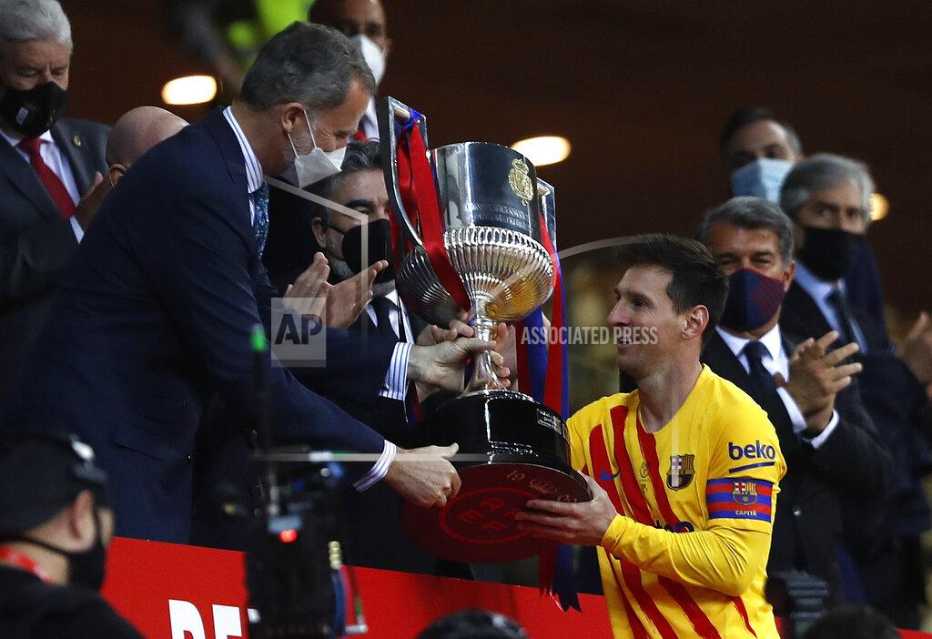 Angel Fernandez Barcelona's Lionel Messi receives the trophy by Spain's King Felipe after winning the Spanish Copa del Rey final 2021 against Athletic Bilbao at La Cartuja stadium in Seville, Spain, Saturday April 17, 2021. (AP Photo/Angel Fernandez)