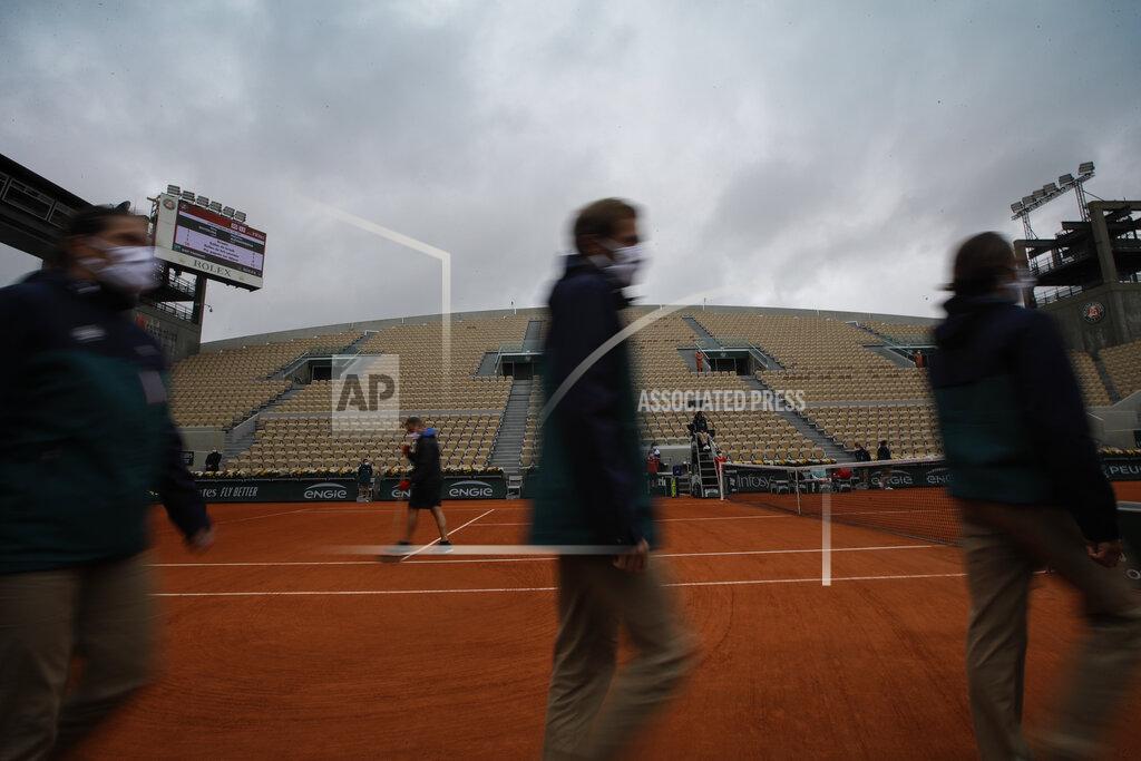 Alessandra Tarantino Lines women and men change during third round matches of the French Open tennis tournament at Suzanne Lenglen court at the Roland Garros stadium in Paris, France, Friday, Oct. 2, 2020. (AP Photo/Alessandra Tarantino)