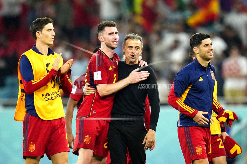 Julio Cortez Spain's head coach Luis Enrique, second from right, celebrate with players at the end of the World Cup group E soccer match between Spain and Costa Rica, at the Al Thumama Stadium in Doha, Qatar, Wednesday, Nov. 23, 2022. (AP Photo/Julio Cortez)