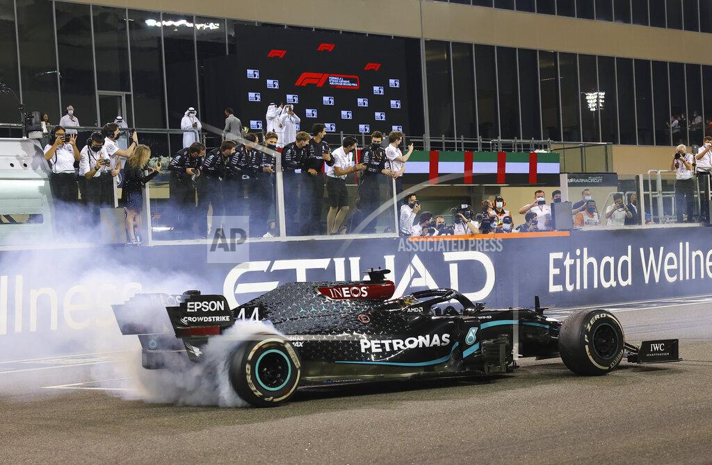 Giuseppe Cacace Mercedes driver Lewis Hamilton of Britain burns tires after the Formula One Abu Dhabi Grand Prix in Abu Dhabi, United Arab Emirates, Sunday, Dec. 13, 2020. (Giuseppe Cacace, Pool via AP)