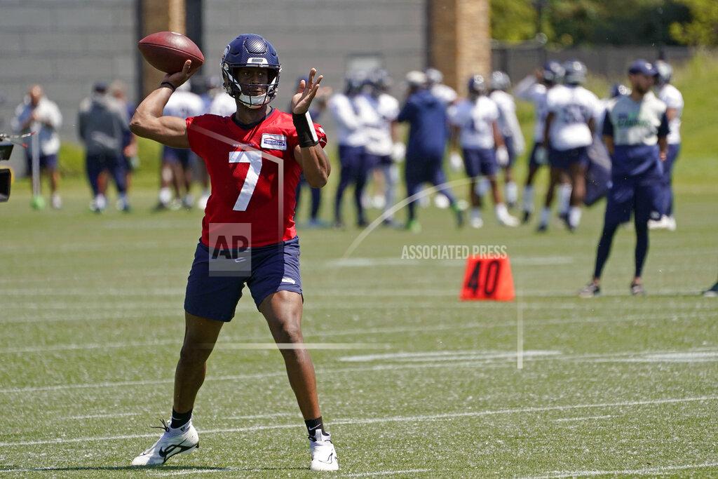Ted S. Warren Seattle Seahawks quarterback Geno Smith (7) passes during NFL football practice, Tuesday, May 31, 2022, in Renton, Wash. (AP Photo/Ted S. Warren)
