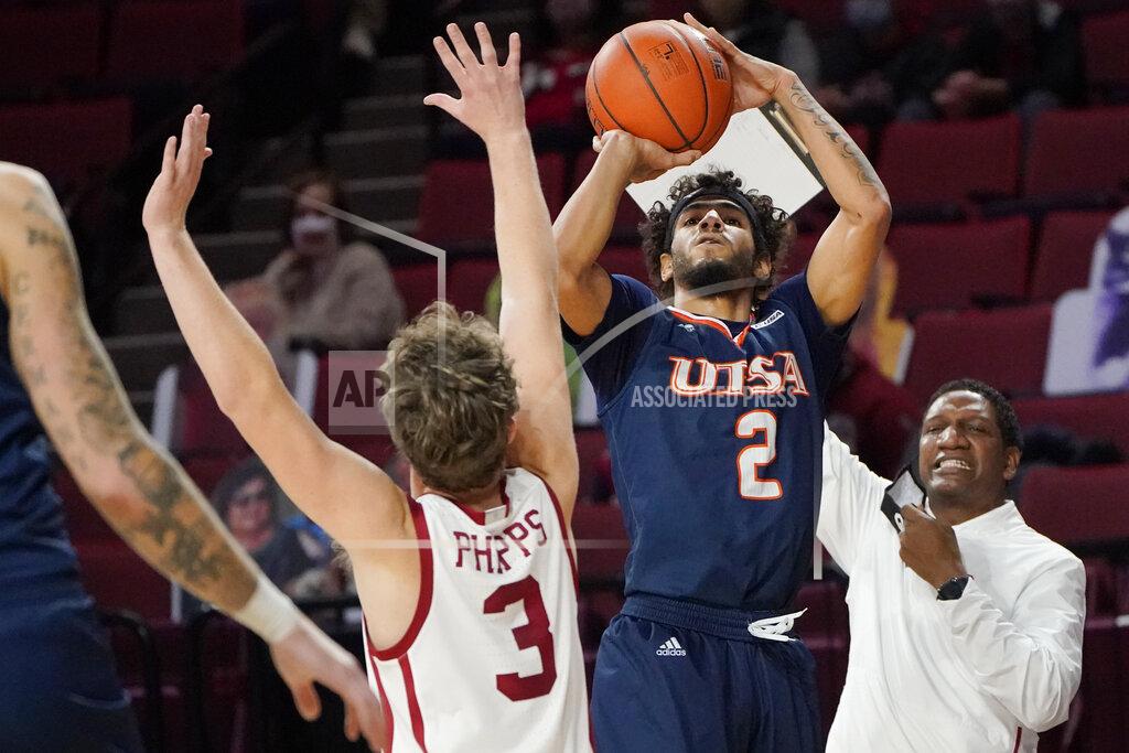 Sue Ogrocki UTSA guard Jhivvan Jackson (2) shoots over Oklahoma guard Trey Phipps (3) during the first half of an NCAA college basketball game Thursday, Dec. 3, 2020, in Norman, Okla. (AP Photo/Sue Ogrocki)