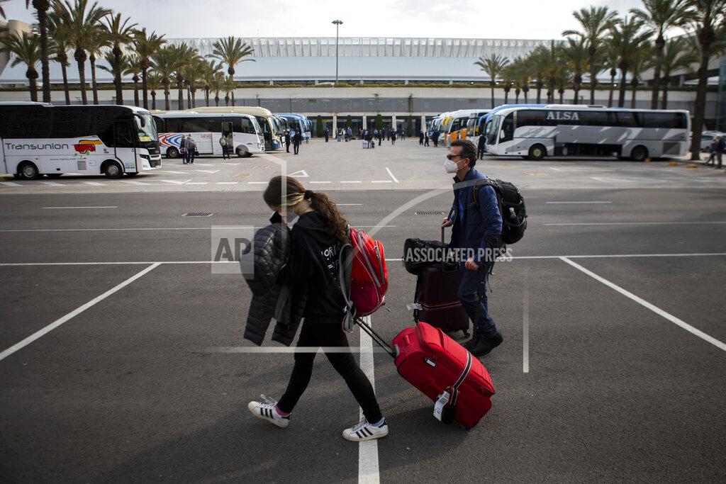 Francisco Ubilla Passengers wearing face masks arrive at Palma de Mallorca Airport on the Spanish Balearic Island of Mallorca, Spain, Saturday, March 27, 2021. Efforts in Spain to restart tourism activity is drawing a mixed picture due to a patchwork of national, regional and European rules on travel that is confusing both tourists and their hosts. (AP Photo/Francisco Ubilla)