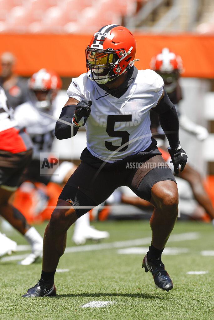 Ron Schwane Cleveland Browns' Anthony Walker Jr. takes part in drills during an NFL football practice at FirstEnergy Stadium, Thursday, June 16, 2022, in Cleveland. (AP Photo/Ron Schwane)