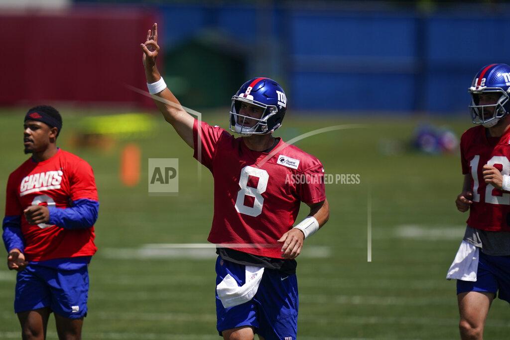 Seth Wenig New York Giants' quarterback Daniel Jones, center, participates in a practice at the NFL football team's training facility in East Rutherford, N.J., Wednesday, June 8, 2022. (AP Photo/Seth Wenig)