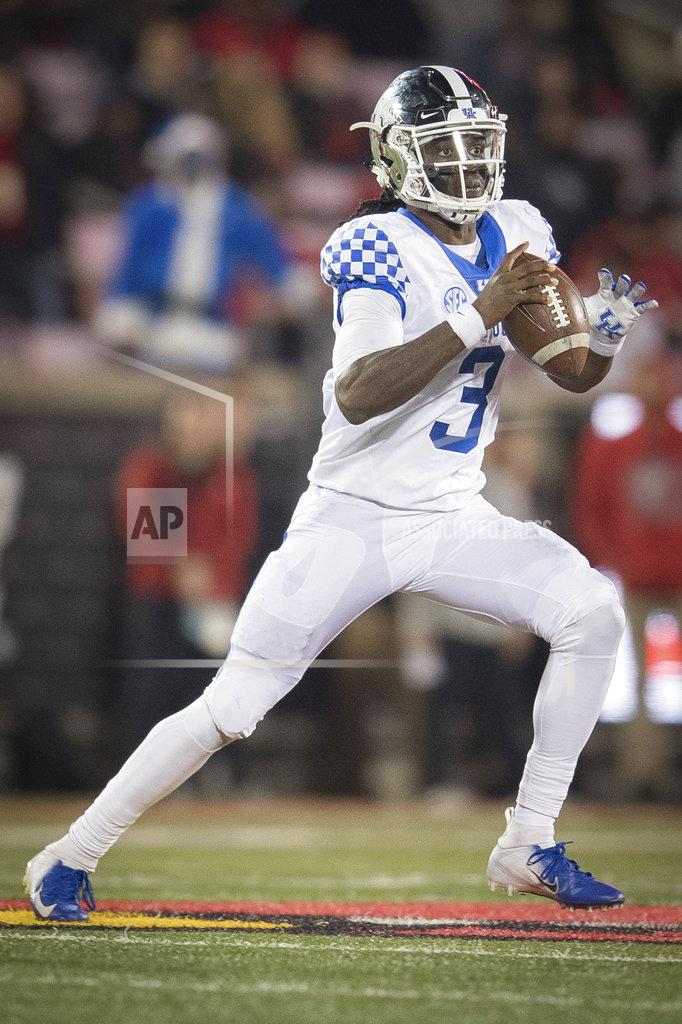 Bryan Woolston Kentucky quarterback Terry Wilson (3) scrambles with the ball during the first half of the team's NCAA college football game against Louisville in Louisville, Ky., Saturday, Nov. 24, 2018. (AP Photo/Bryan Woolston)
