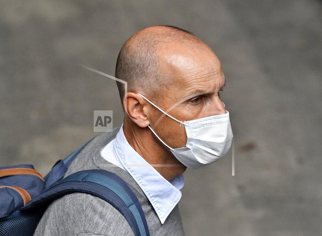 Martin Meissner Augsburg's head coach Heiko Herrlich wearing a mask against the spread of the new coronavirus arrives prior to the German Bundesliga soccer match between FC Schalke 04 and FC Augsburg at the Veltins-Arena in Gelsenkirchen, Germany, Sunday, May 24, 2020. The German Bundesliga becomes the world's first major soccer league to resume after a two-month suspension because of the coronavirus pandemic. (AP Photo/Martin Meissner, Pool)