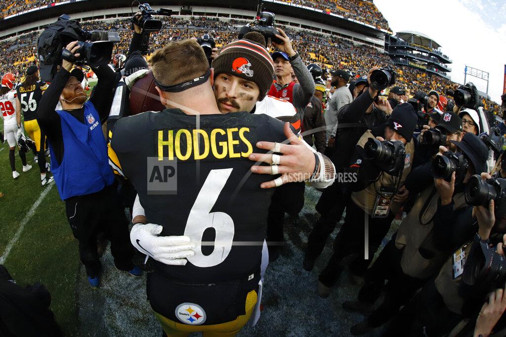 Gene J. Puskar Cleveland Browns quarterback Baker Mayfield, right, shakes Pittsburgh Steelers quarterback Devlin Hodges's hand following a 27-13 Steelers win in an NFL football game in Pittsburgh, Sunday, Dec. 1, 2019. (AP Photo/Gene J. Puskar)