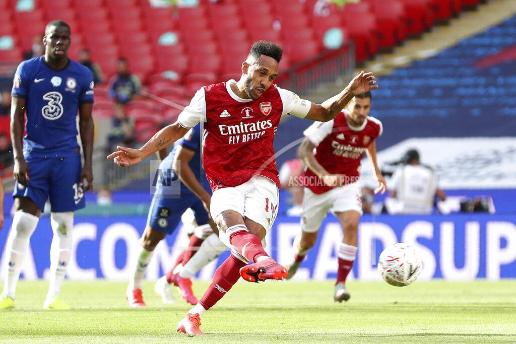 Catherine Ivill Arsenal's Pierre-Emerick Aubameyang scores his side's first goal from the penalty spot, during the FA Cup final soccer match between Arsenal and Chelsea at Wembley stadium in London, England, Saturday, Aug.1, 2020. (Catherine Ivill/Pool via AP)