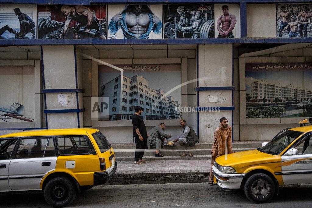 Bernat Armangue Afghans eat on the street in Kabul, Afghanistan, Saturday, Sept. 11, 2021. (AP Photo/Bernat Armangue)