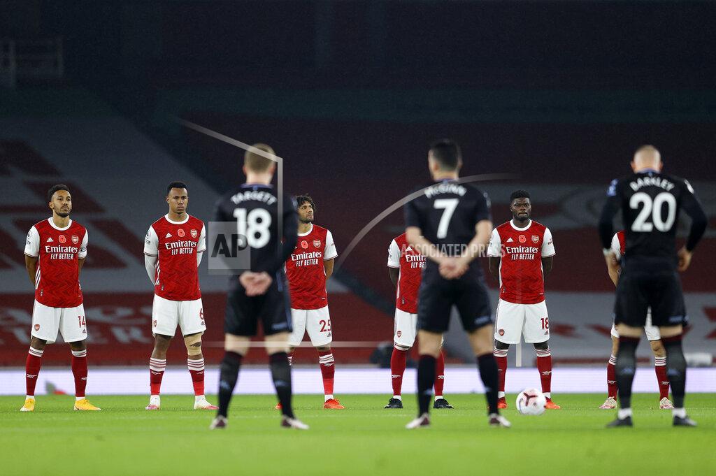 Richard Heathcote Arsenal and Aston Villa players observe a moment's silence for Remembrance Sunday before the English Premier League soccer match between Arsenal and Aston Villa at the Emirates stadium in London, Sunday, Nov. 8, 2020. (Richard Heathcote/Pool via AP)