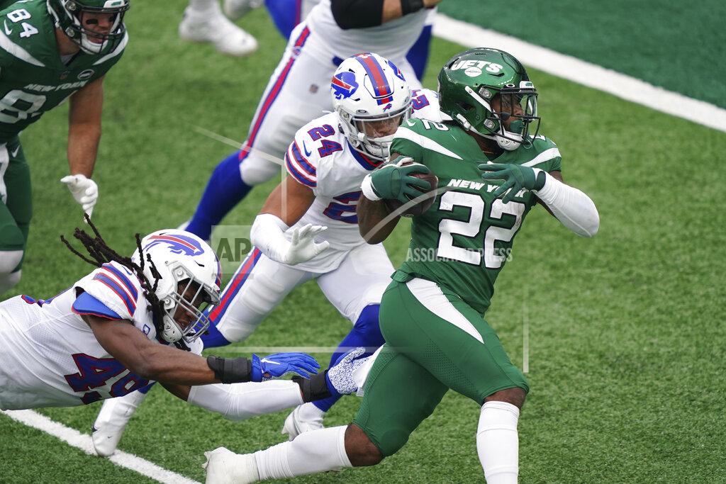 John Minchillo New York Jets' La'Mical Perine, right, runs the ball for a touchdown during the first half of an NFL football game against the Buffalo Bills, Sunday, Oct. 25, 2020, in East Rutherford, N.J. (AP Photo/John Minchillo)