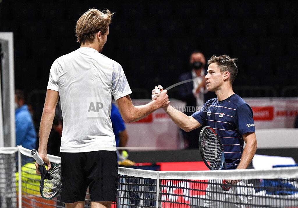 Martin Meissner Germany's winner Alexander Zverev, left, shakes hands with Argentina's Diego Schwartzmann after their ATP bett1HULKS Championship tennis final in Cologne, Germany, Sunday, Oct. 25, 2020. Zverev defeated Schwartzmann 6-2, 6-1. (AP Photo/Martin Meissner)
