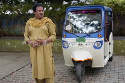 This trans woman was begging on India's streets. A dona... - Vimarsana News