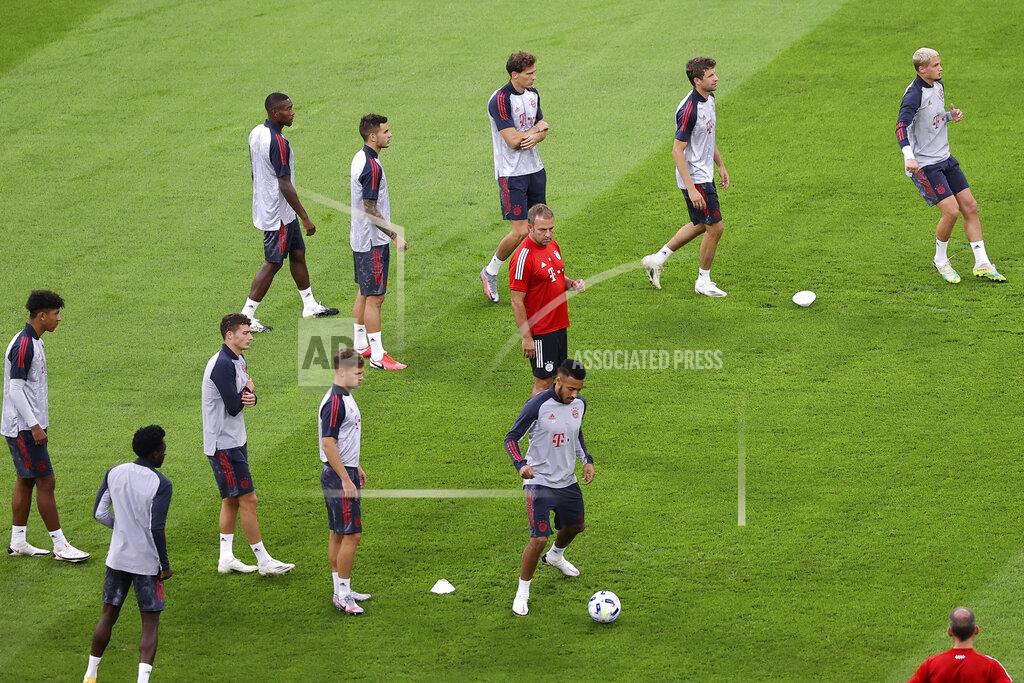 Laszlo Szirtesi Bayern head coach Hansi Flick instructs his team during a training session the day before the UEFA Super Cup soccer match between Bayern Munich and Sevilla at the Puskas Arena in Budapest, Hungary, Wednesday, Sept. 23, 2020. (Laszlo Szirtesi/Pool via AP)