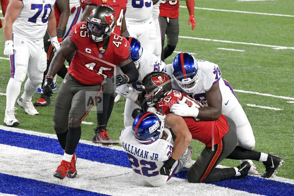 Bill Kostroun New York Giants' Wayne Gallman (22) scores a touchdown during the first half of an NFL football game against the Tampa Bay Buccaneers, Monday, Nov. 2, 2020, in East Rutherford, N.J. (AP Photo/Bill Kostroun)