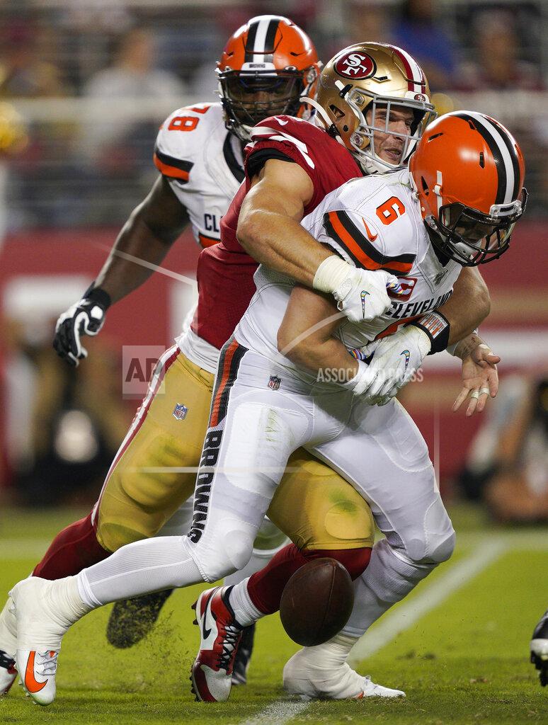 Tony Avelar El defensive end de los 49ers de San Francisco, Nick Bosa, captura al quarterback de los Browns de Cleveland, Baker Mayfield (6), quien por el golpe pierde el balón, durante la segunda mitad de un juego de la NFL en Santa Clara, California, el lunes 7 de octubre de 2019. (AP Foto/Tony Avelar)