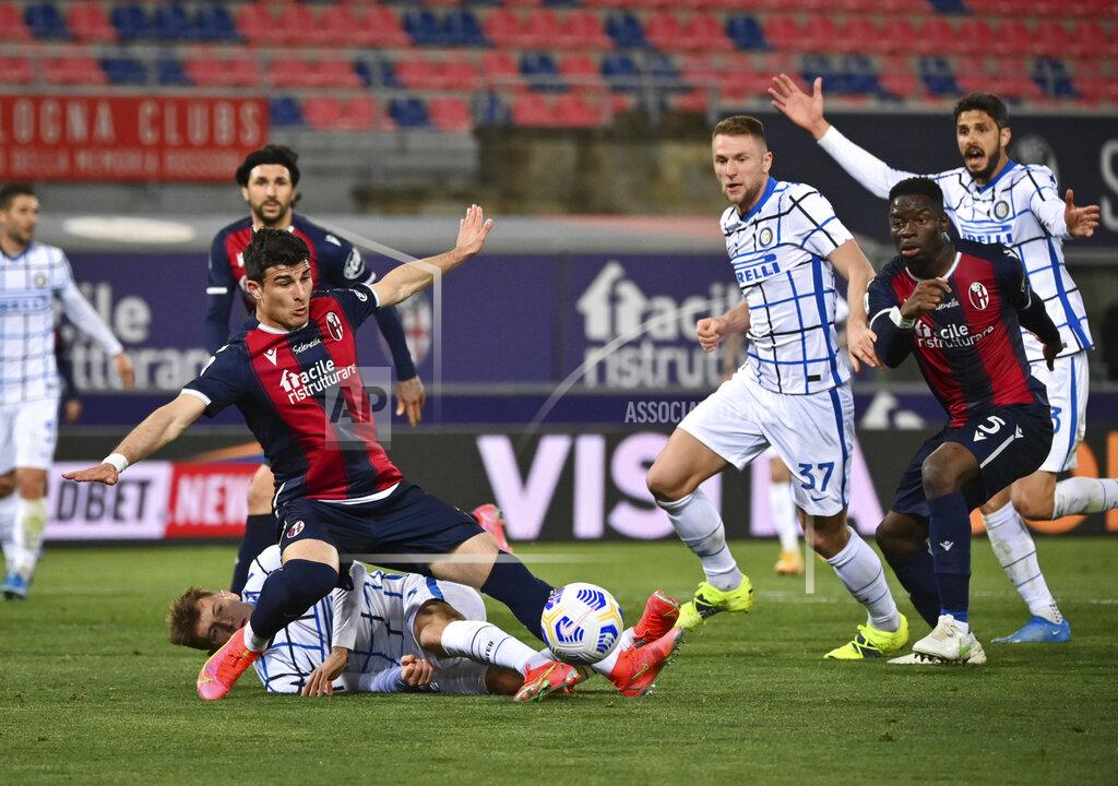 Bologna's Riccardo Orsolini competes for the ball with FC Internazionale Milano's Nicolo Barella during the Italian Serie A soccer match between Bologna and Inter Milan at the Renato Dall'Ara stadium in Bologna, Italy, Saturday, April 3, 2021. (Massimo Paolone/LaPresse via AP)AP)